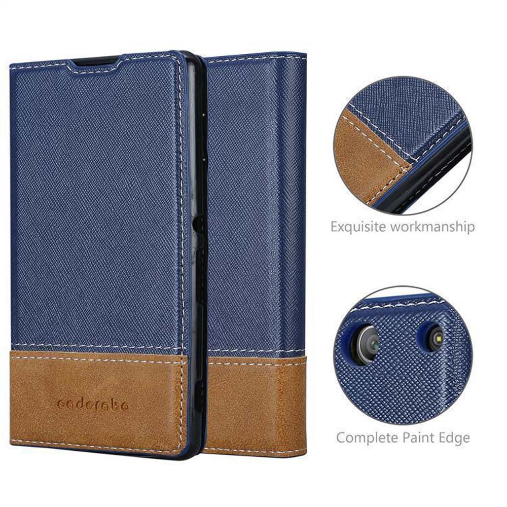 Funda azul para teléfono con detalles en cuero marrón, costuras y corte de cámara.
