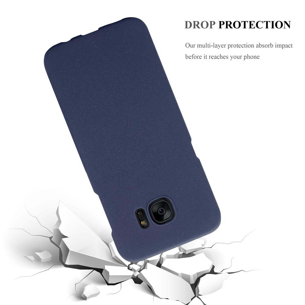 Funda azul oscuro cayendo sobre suelo agrietado.