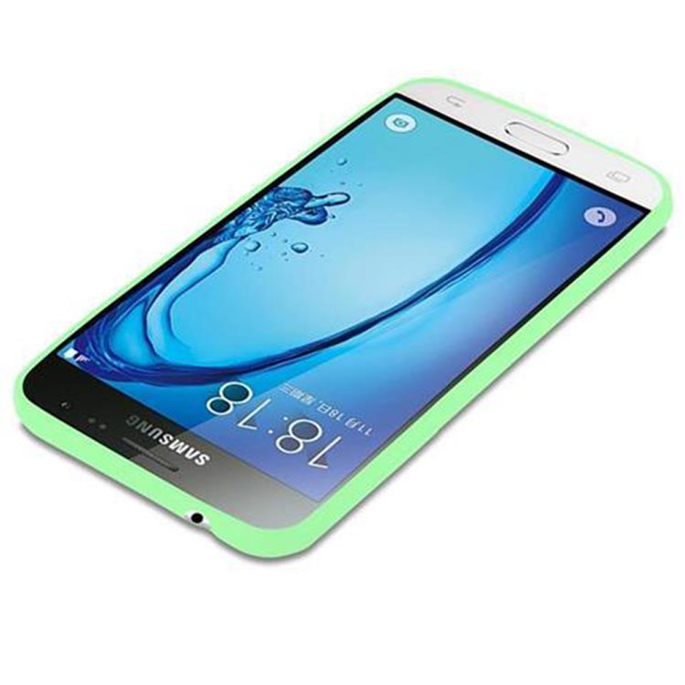 Uno smartphone con custodia verde chiaro che mostra uno sfondo acquatico.