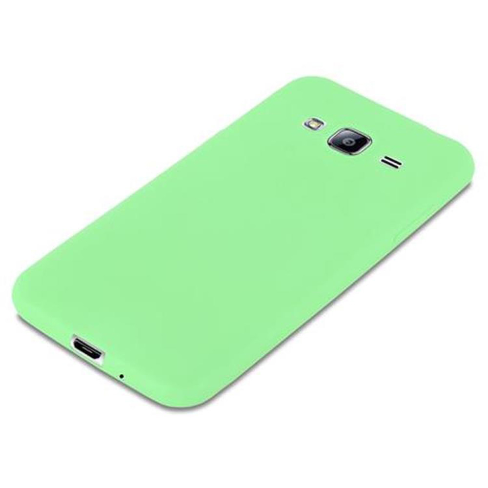Una cover verde chiaro per smartphone giace su una superficie bianca, con fotocamera e porta.