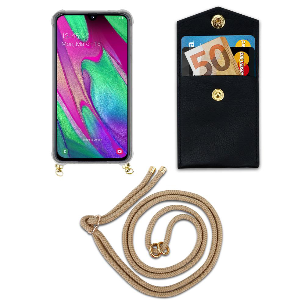 Smartphone con cordino, portafoglio nero con carte e contanti. Sfondo bianco.