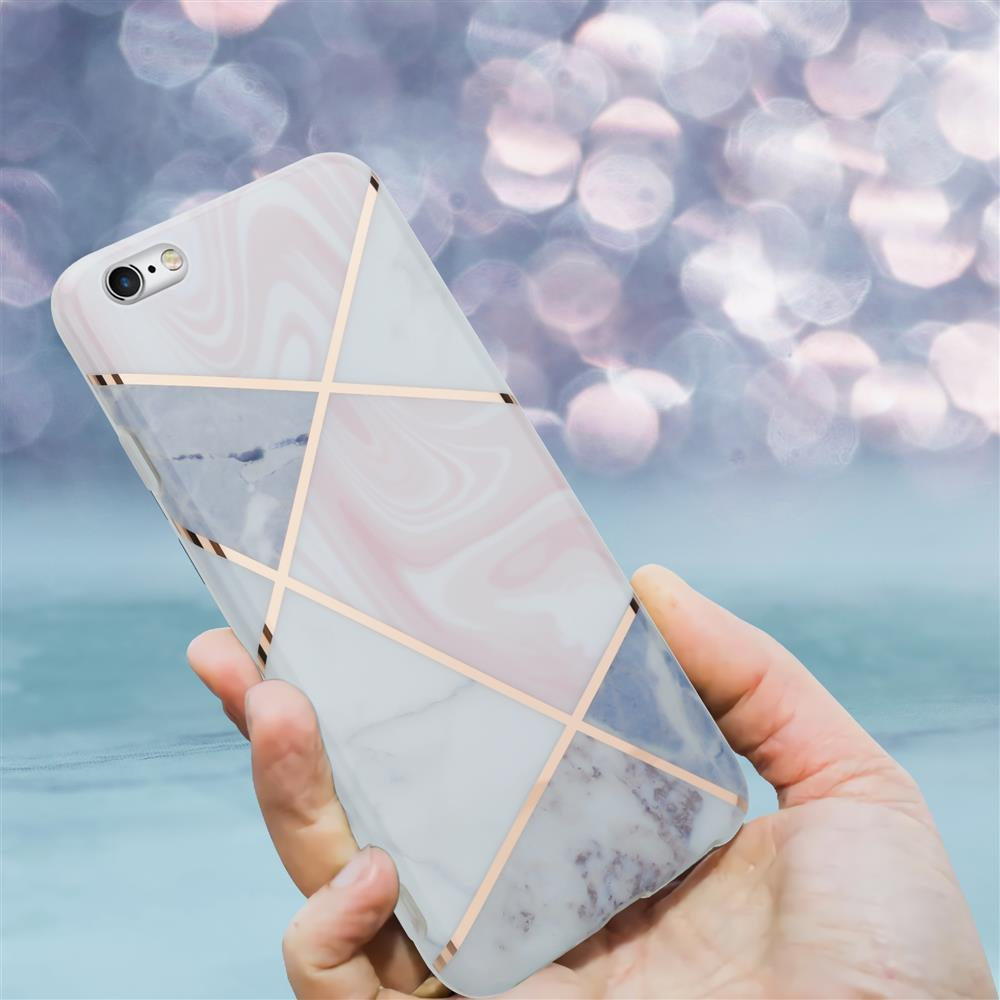 Eine Hand hält ein Smartphone mit Marmormuster und goldenen Linien.