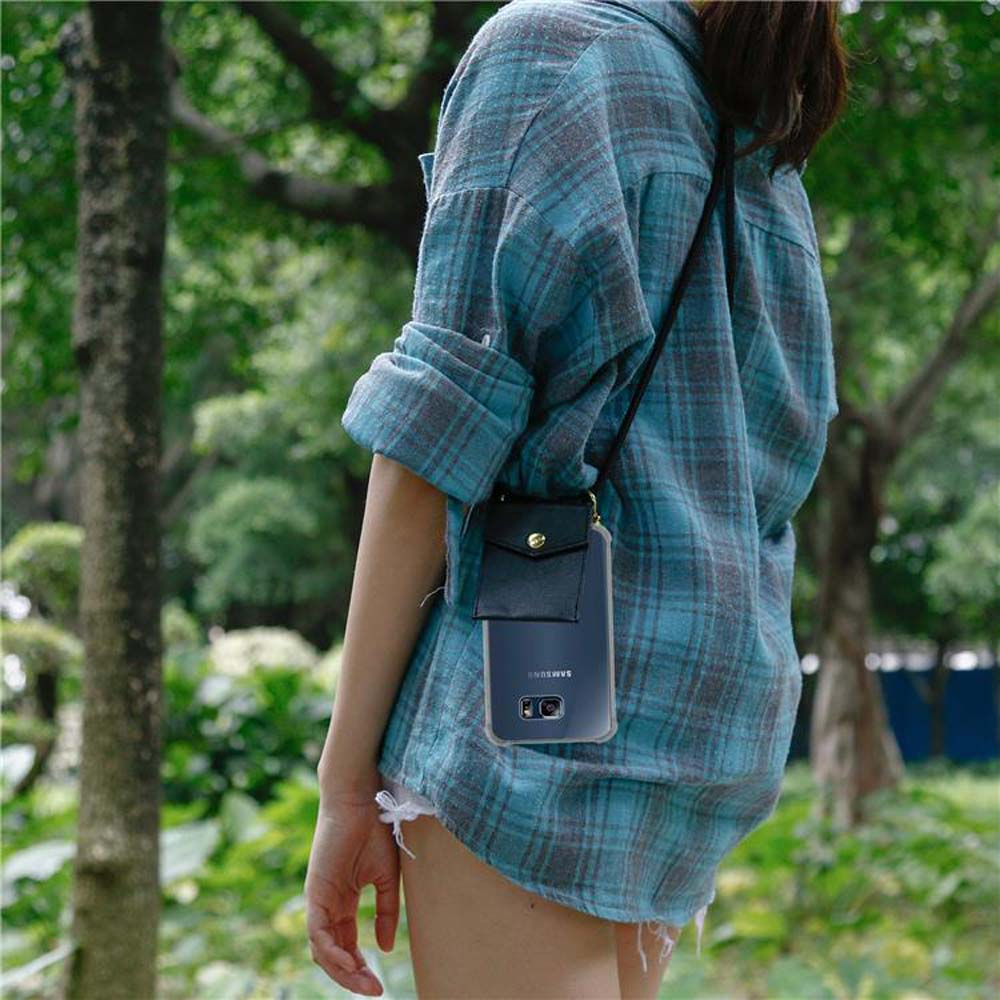 Donna con camicia a quadri blu indossa una custodia per telefono a tracolla.