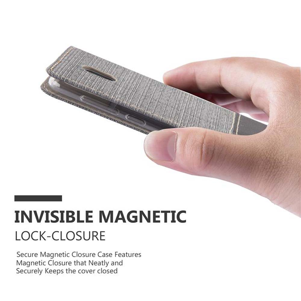 Custodia per telefono grigia con chiusura magnetica, tenuta da una mano.
