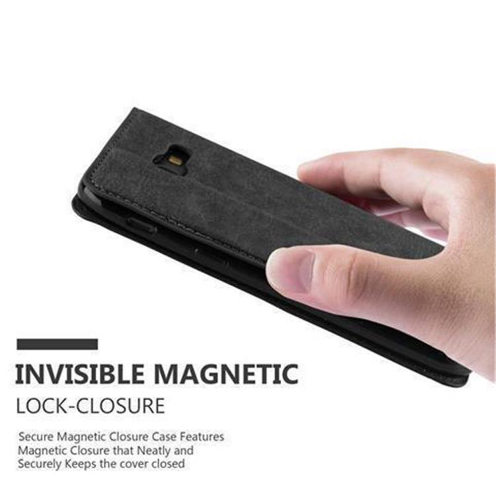 Una mano tiene una custodia nera per telefono con chiusura magnetica.