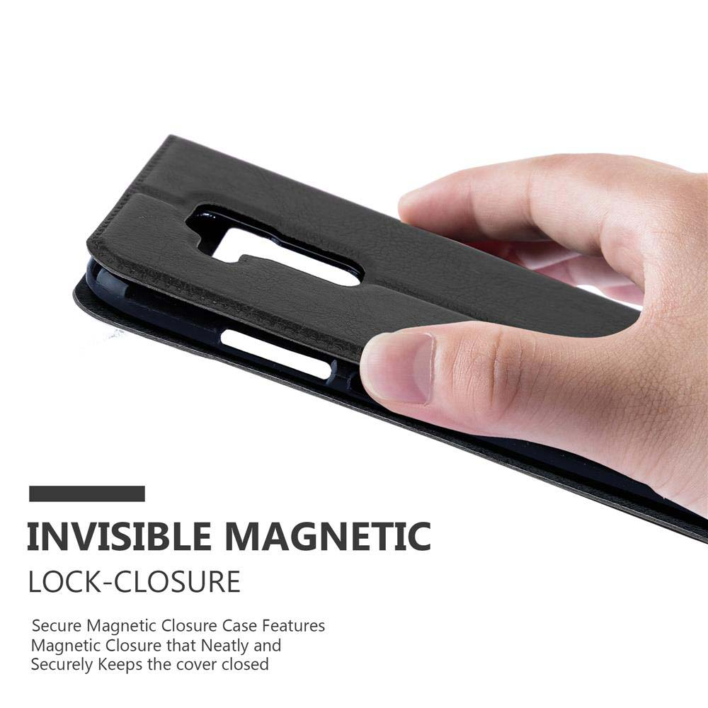 Funda de teléfono negra con cierre magnético, sujeta por una mano.