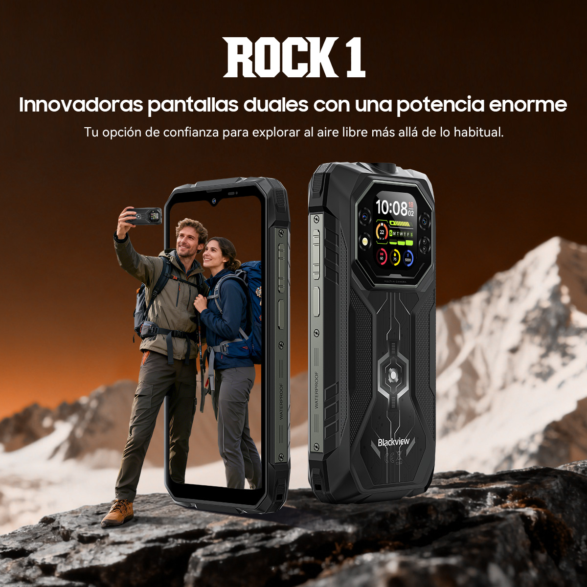 Una pareja de excursionistas se toma una selfie con un teléfono robusto, montañas de fondo.