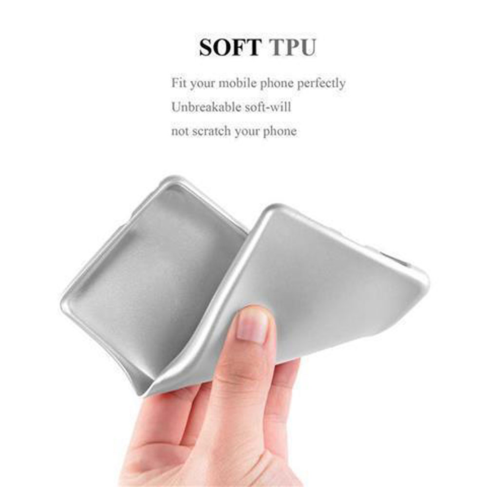 Una mano piega una cover per telefono morbida e argentata.
