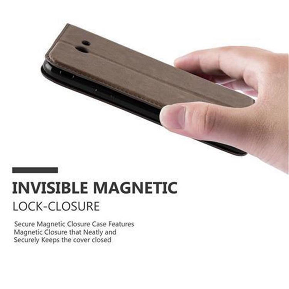 Custodia per telefono marrone con chiusura magnetica, tenuta in mano.