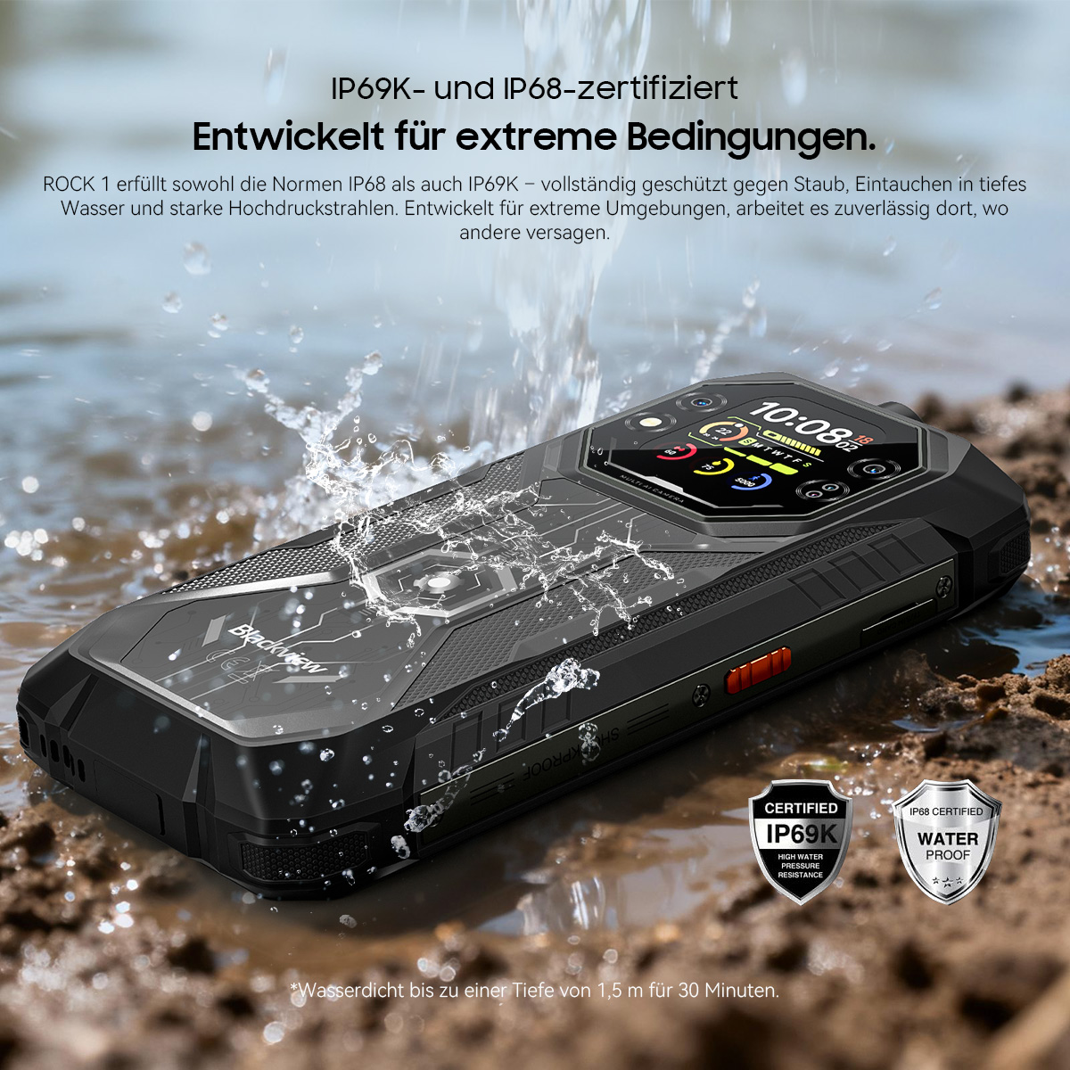 Ein schwarzes Outdoor-Smartphone liegt in Wasser und Schlamm, spritzt.