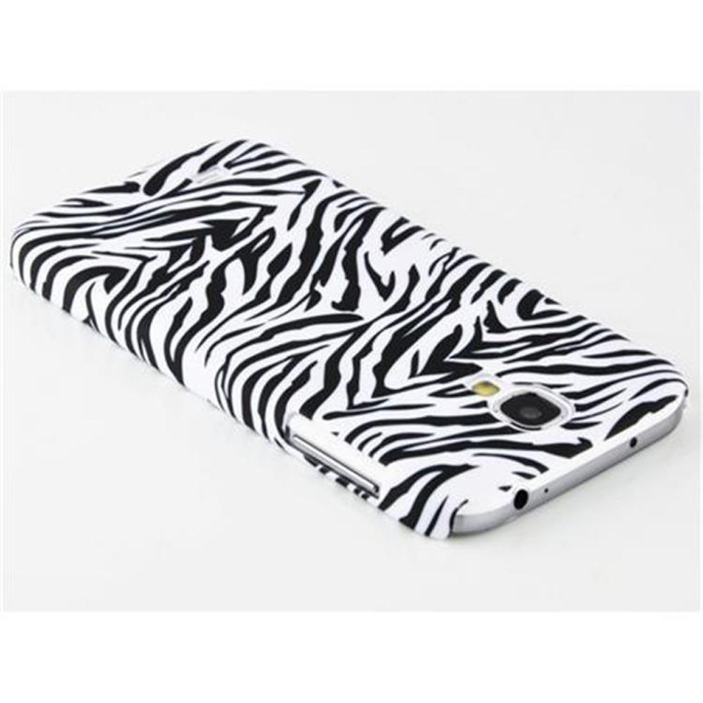 Ein Smartphone mit einem Zebrastreifenmuster-Gehäuse, das auf weißem Hintergrund liegt.