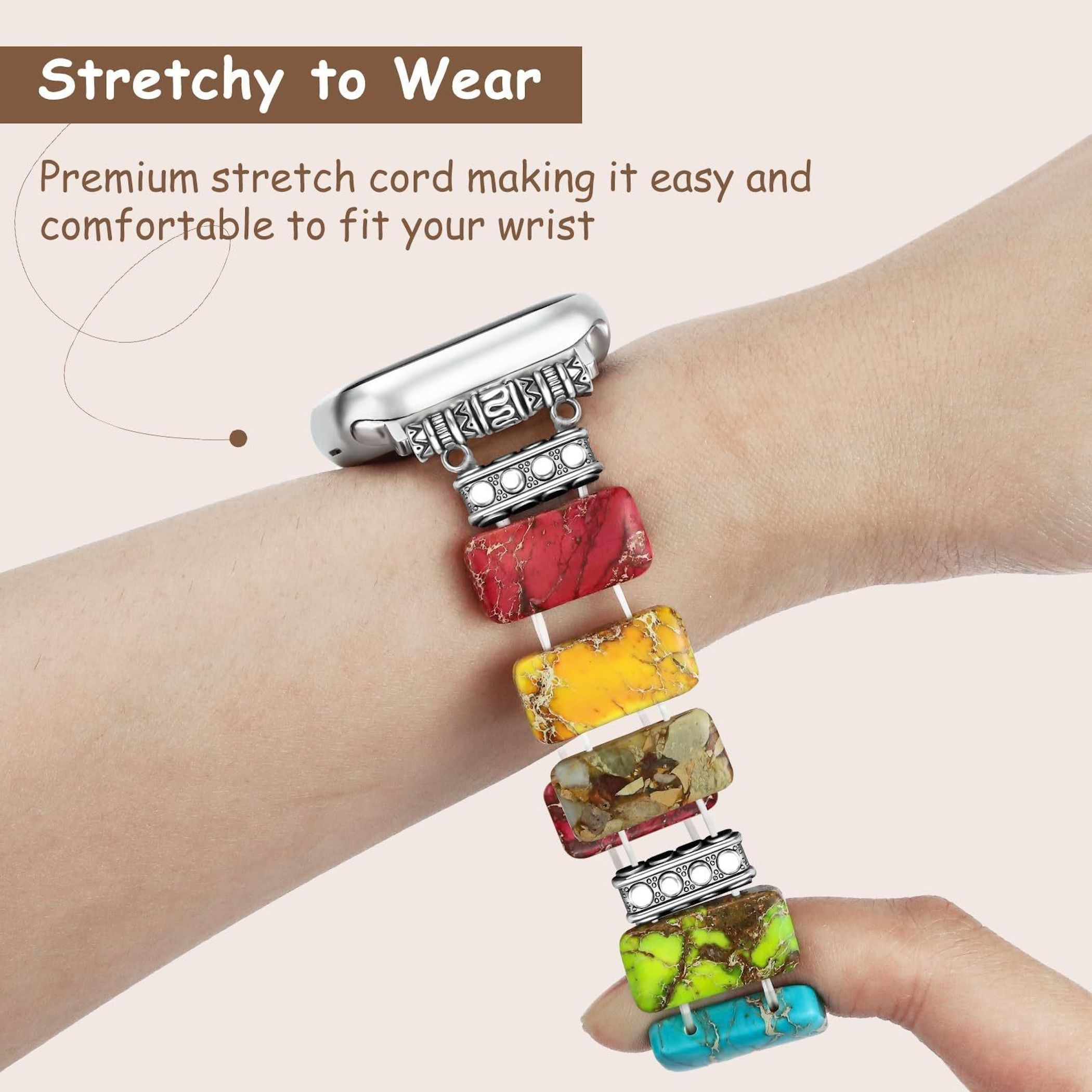 Armband mit bunten Steinperlen und Silberelementen an einem Handgelenk.