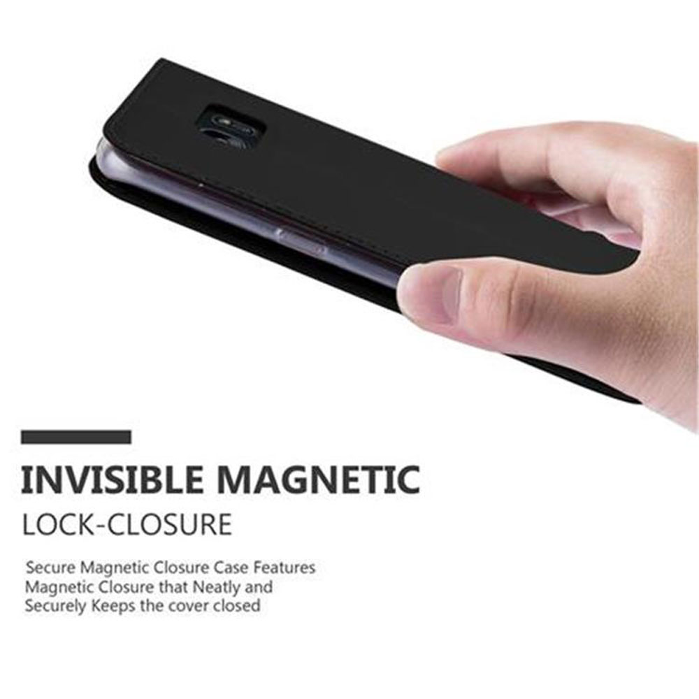 Una mano tiene una custodia nera per telefono con chiusura magnetica invisibile.