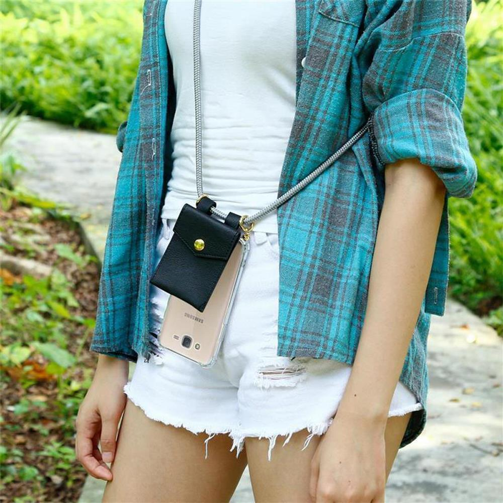Una donna indossa una custodia per telefono con laccetto e pantaloncini di jeans.