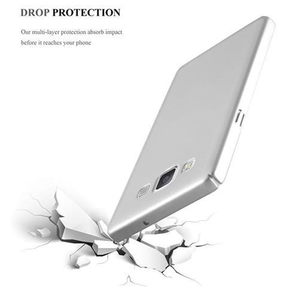 Funda plateada para teléfono con cámara, rompiendo superficie blanca.