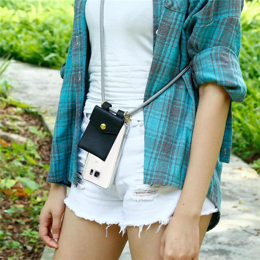 Una persona indossa una camicia a quadri, pantaloncini bianchi e una custodia per telefono.