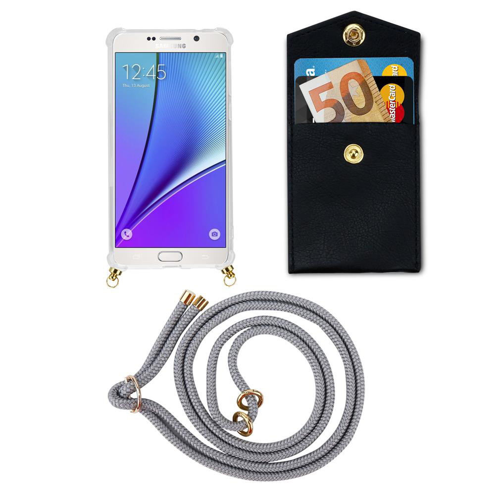 Smartphone con custodia, portafoglio con soldi e carte, e un cordino.