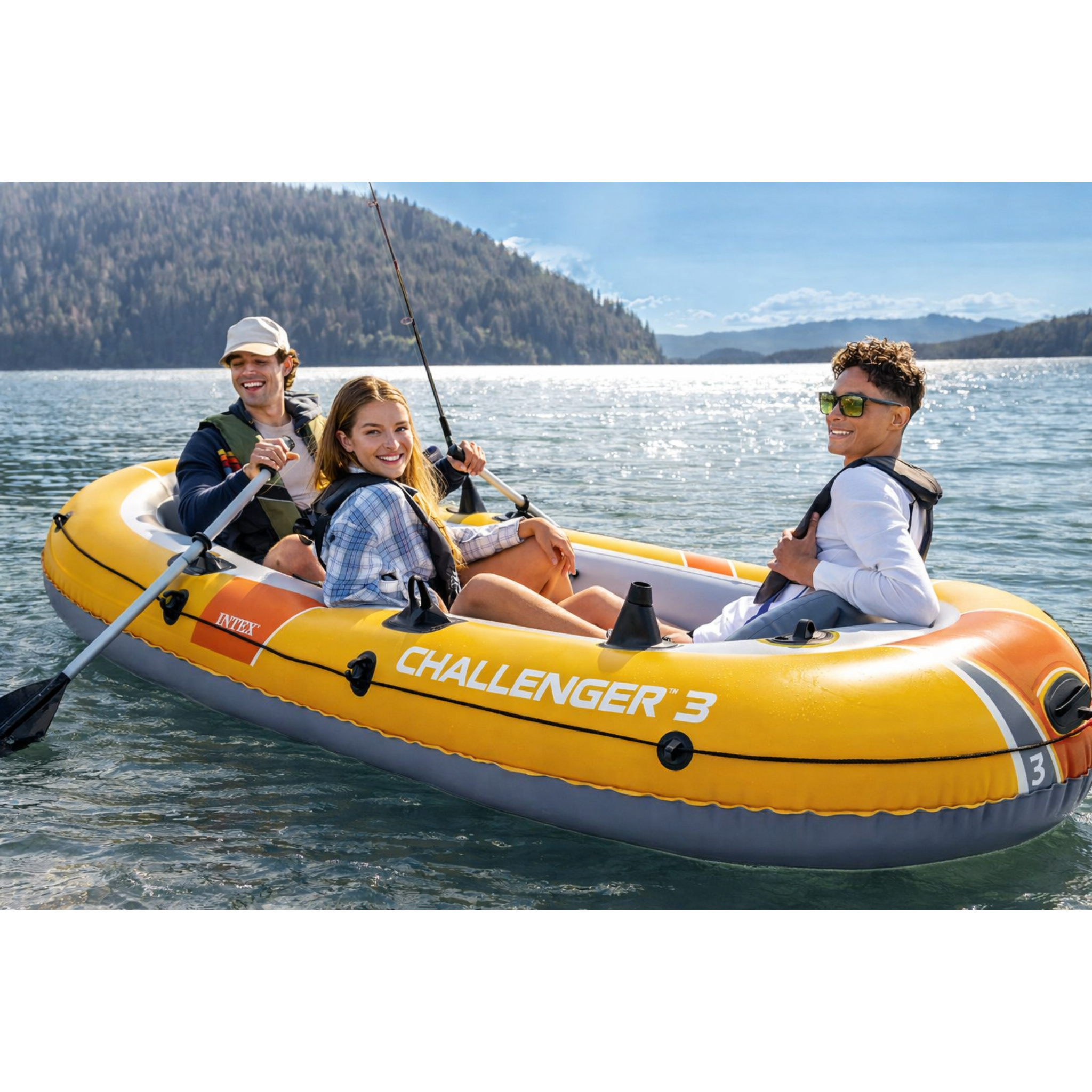Drei Personen angeln in einem gelben Schlauchboot auf einem See.