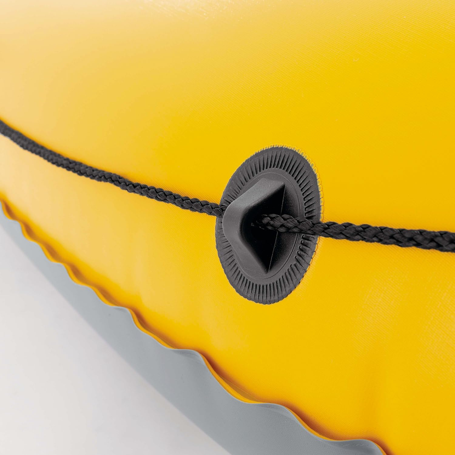 Gelbes Schlauchboot mit schwarzer Leine und schwarzem Griff-Detail.