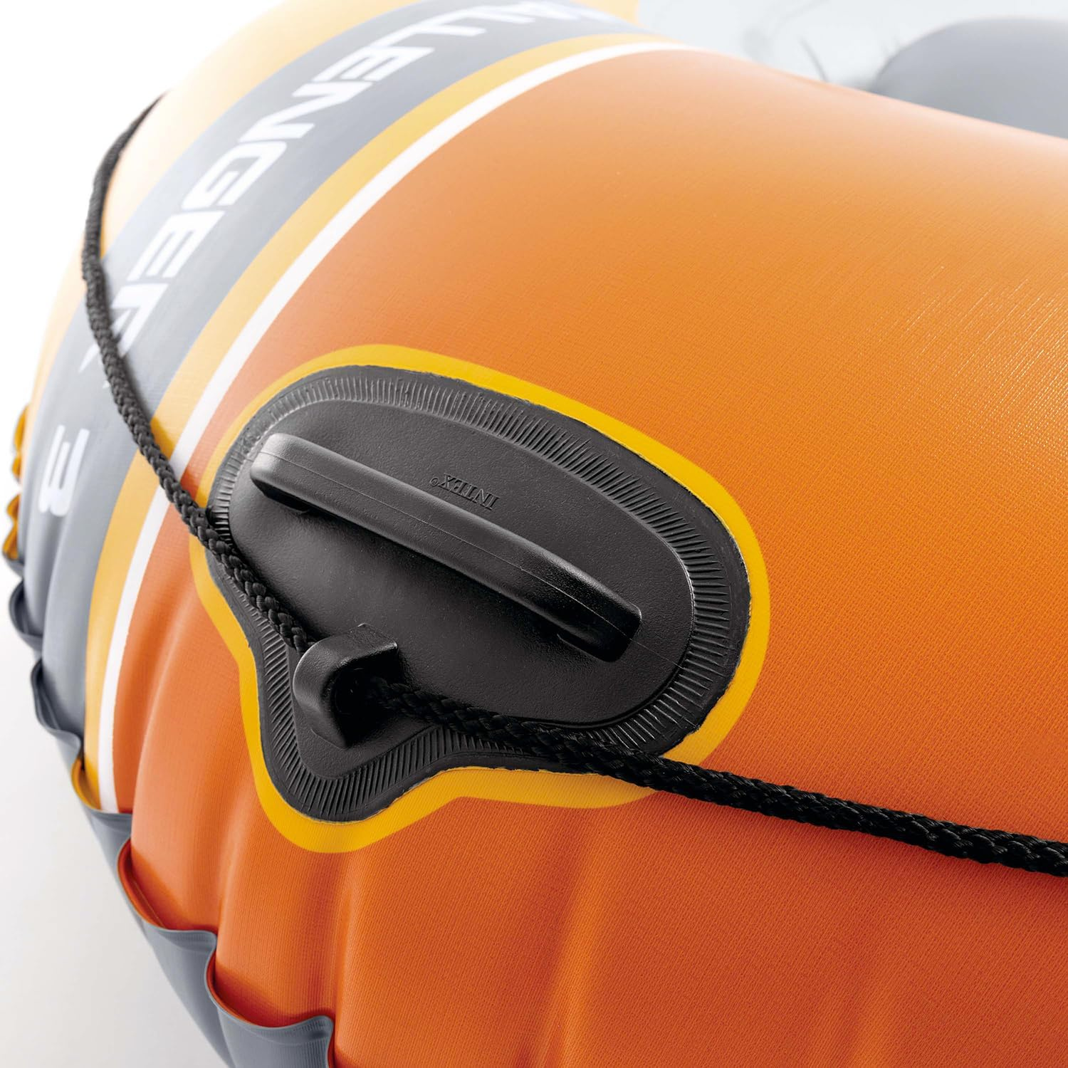 Orange Schlauchboot mit schwarzem Griff, gelbem Rand und Seil.