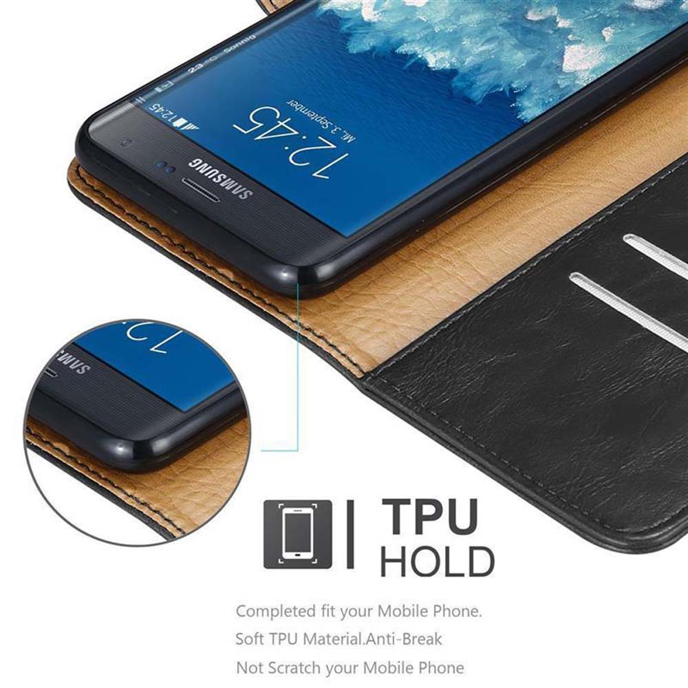 Uno smartphone in una custodia di pelle nera con fodera marrone. L'ora è 12:45.