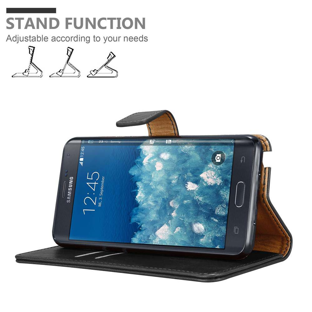 Un telefono nero con sfondo blu visualizzato in una custodia marrone.