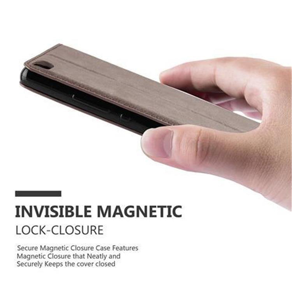 Funda marrón para teléfono con cierre magnético invisible, sostenida por una mano.