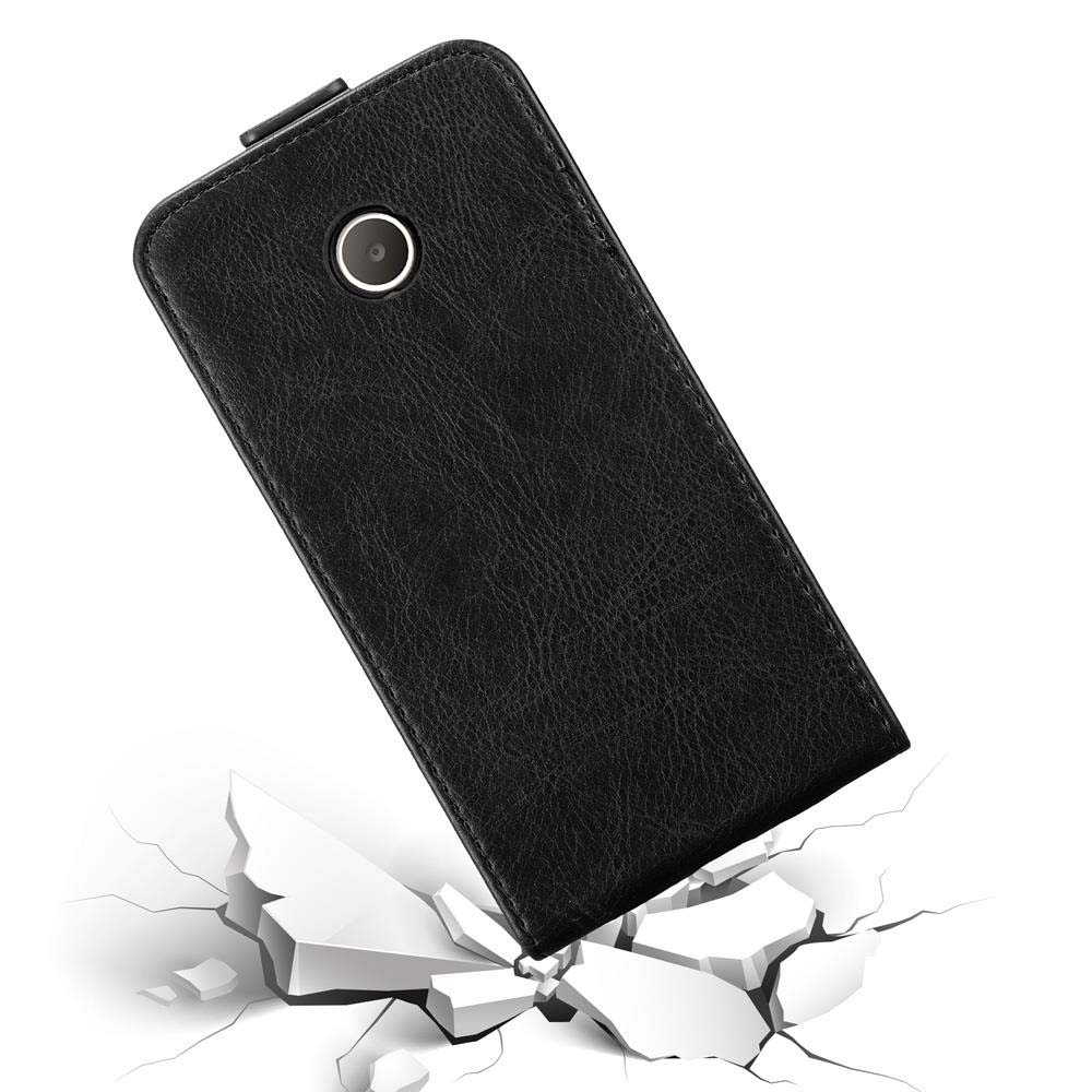 Custodia nera per telefono con ritaglio fotocamera che cade su terreno crepato.