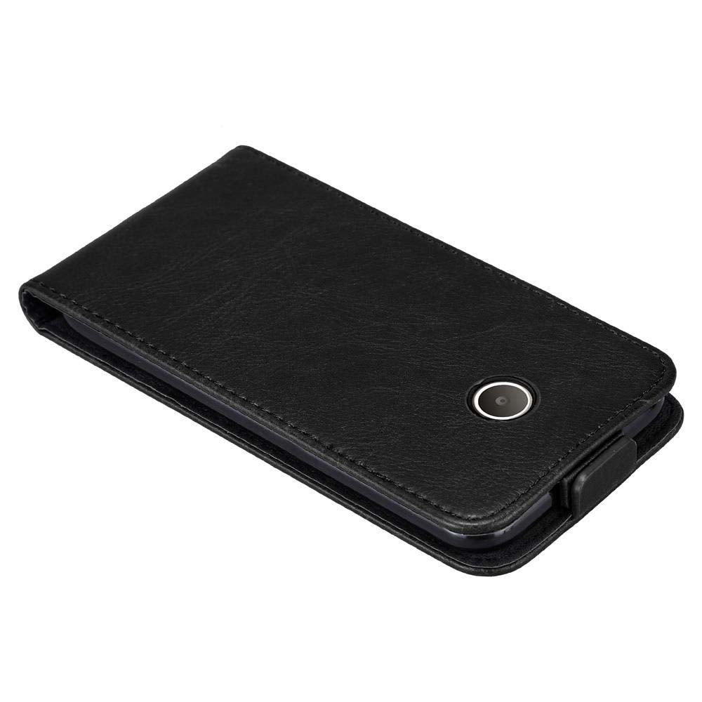 Custodia per telefono in pelle nera con ritaglio fotocamera, su sfondo bianco.