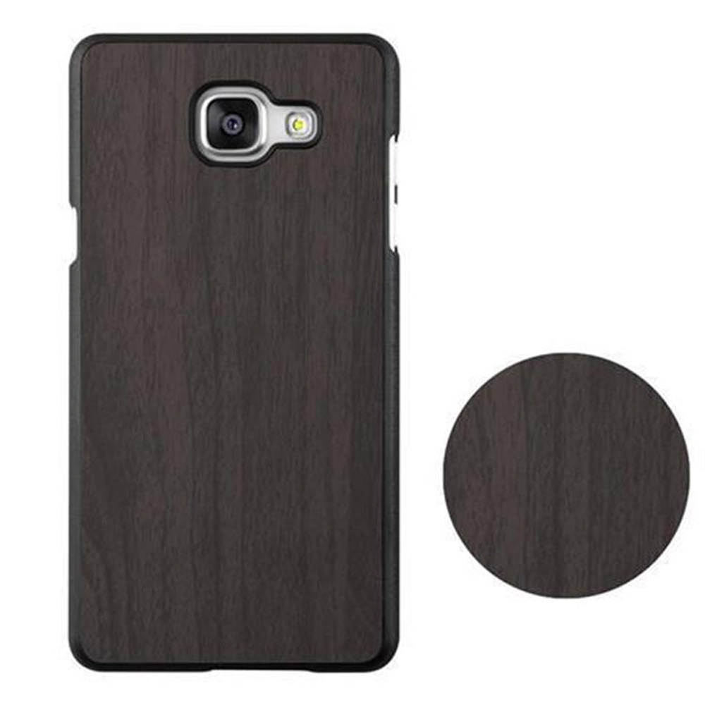 Funda de teléfono marrón oscura con veta de madera y pegatina redonda.