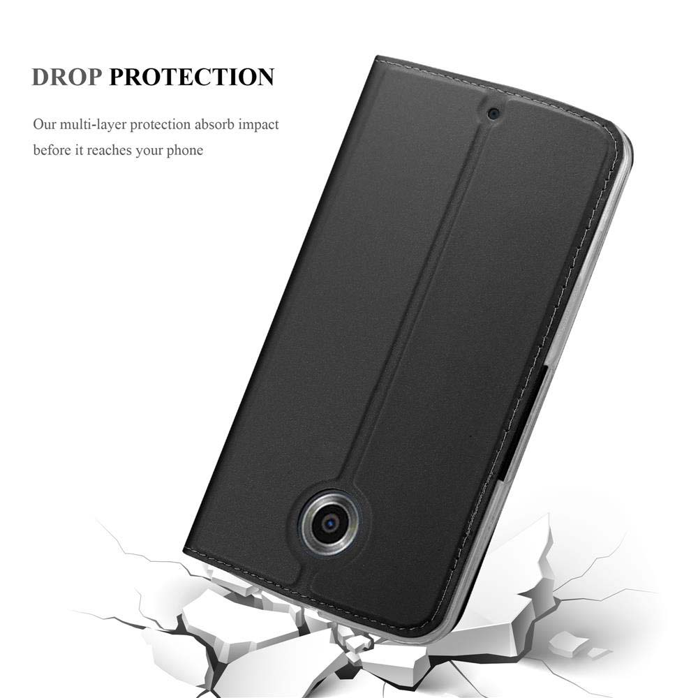 Funda negra para teléfono con recorte de cámara sobre suelo agrietado.