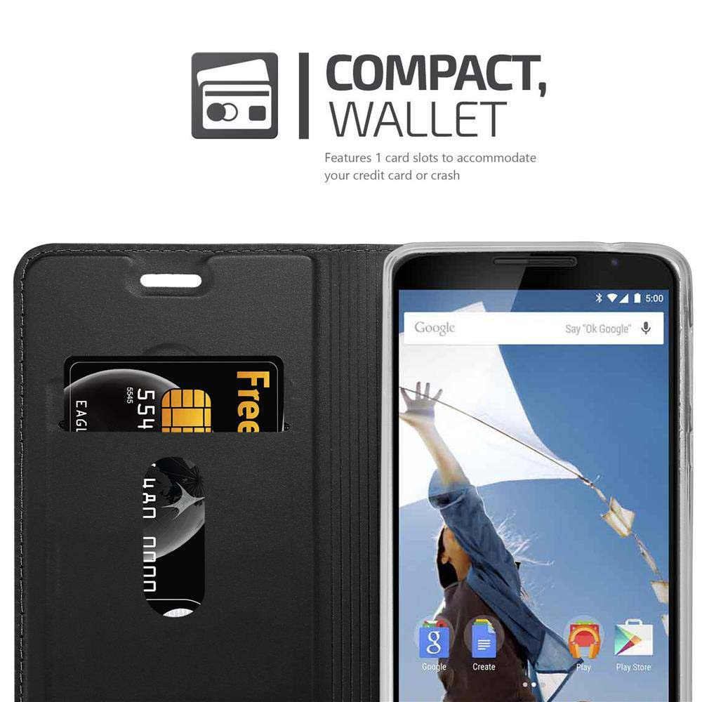 Funda tipo cartera negra con una tarjeta de crédito y un smartphone mostrando un fondo de pantalla colorido.