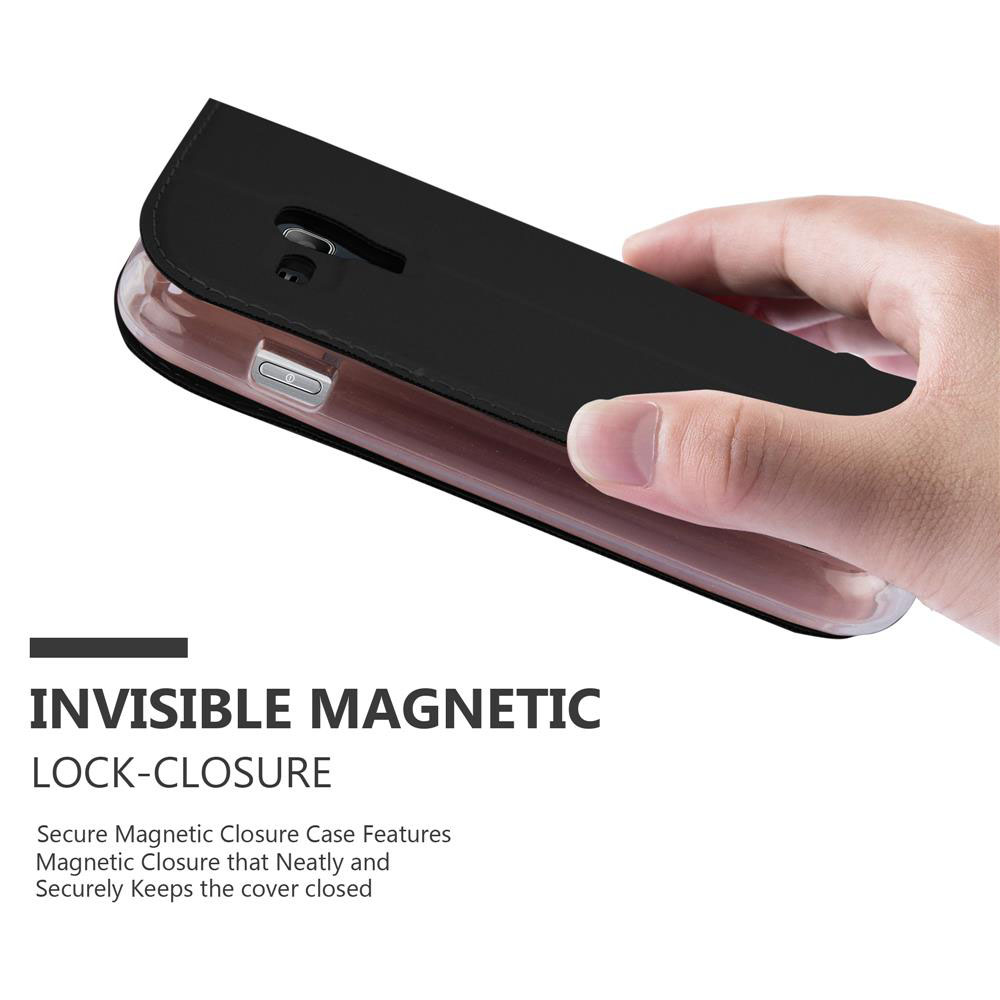 Mano che tiene una custodia per telefono nera con chiusura magnetica.