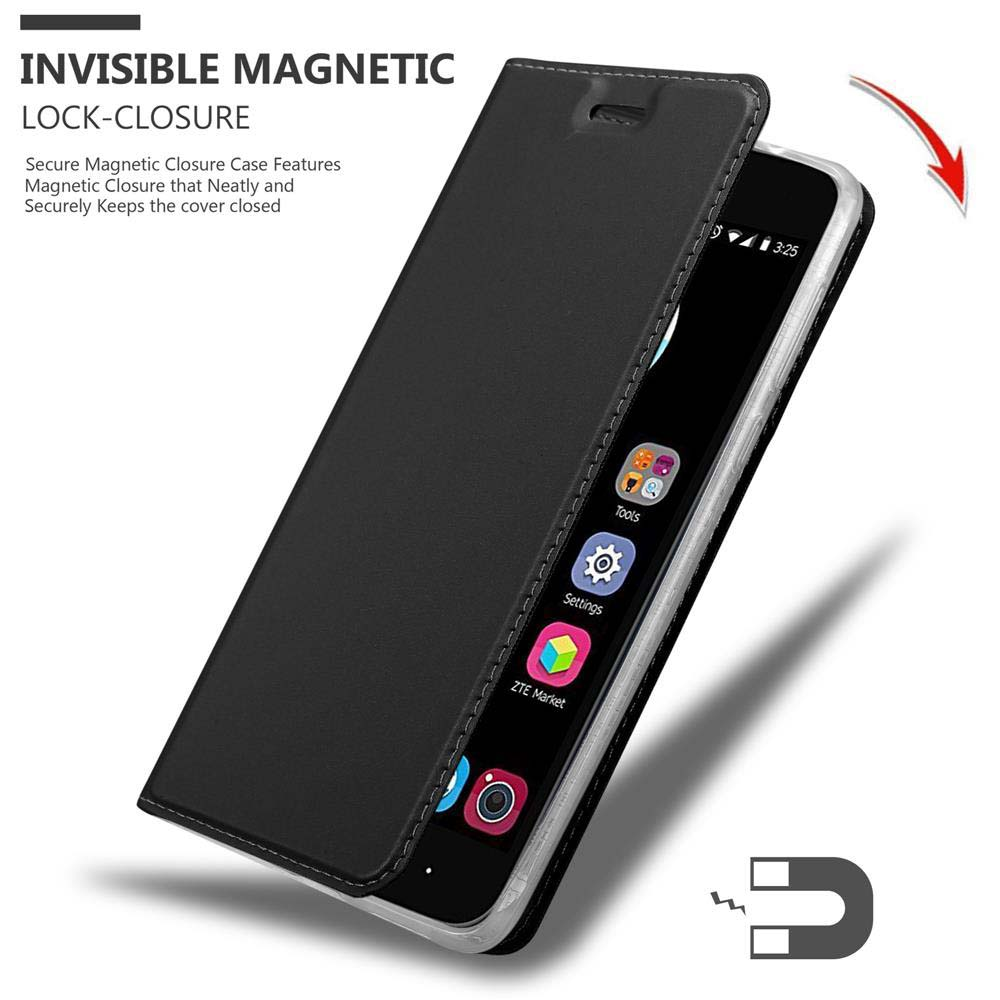 Teléfono negro con tapa abatible abierta, mostrando apps y hora.