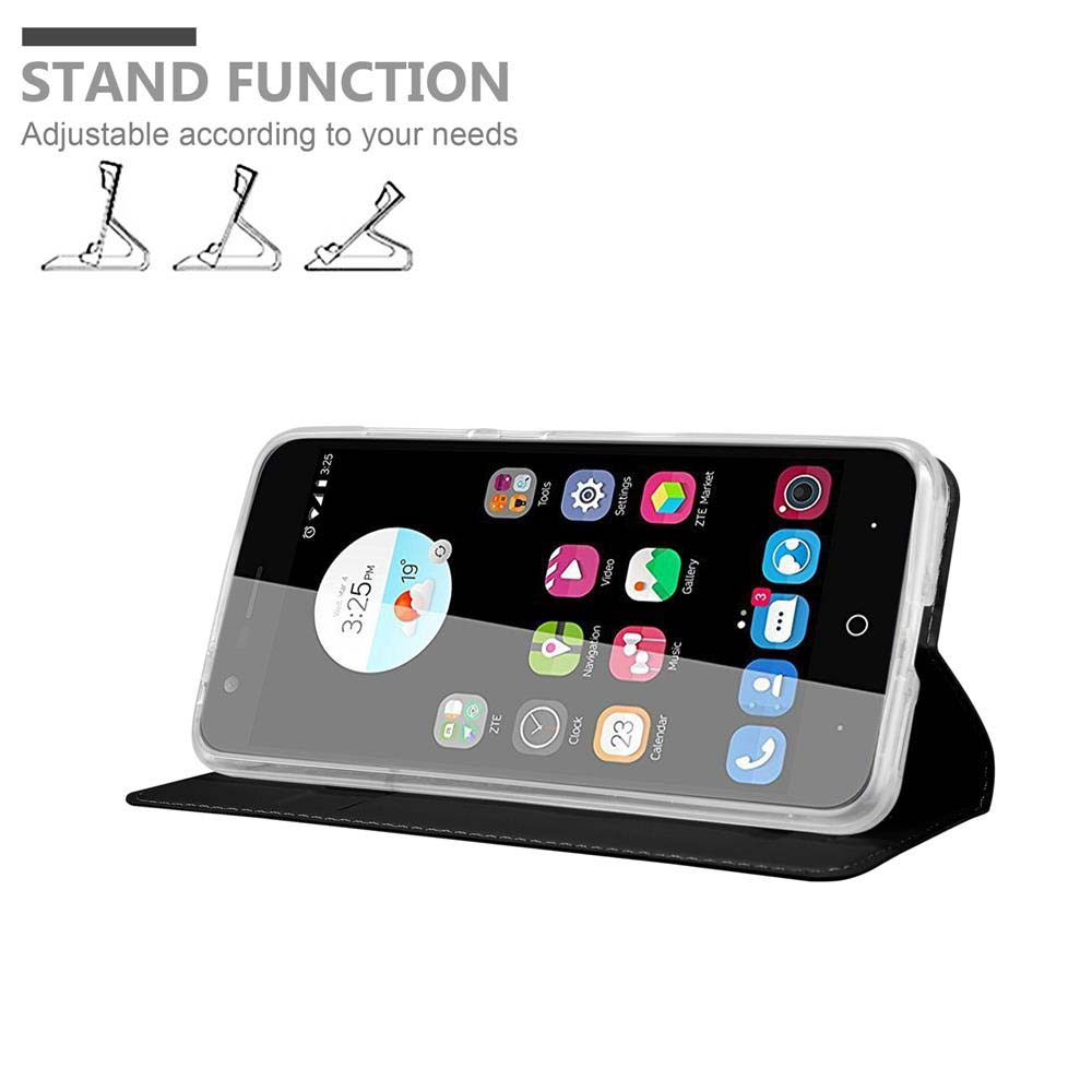 Un smartphone en funda negra muestra varias apps. Tres soportes se muestran arriba.
