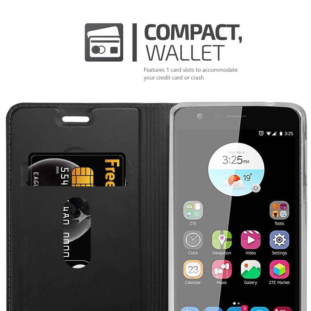 Una funda tipo cartera negra con un teléfono y una tarjeta.