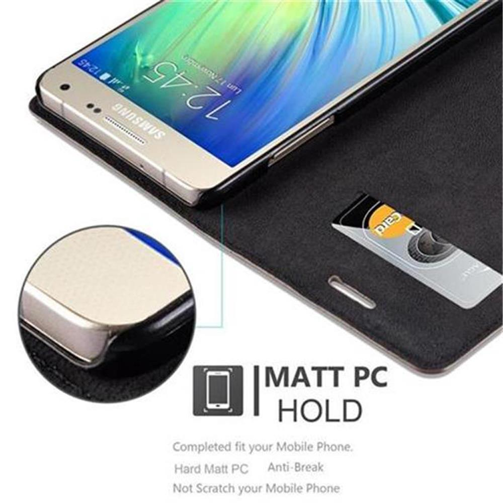 Uno smartphone Samsung in una custodia nera con porta carte. Ore 12:45.