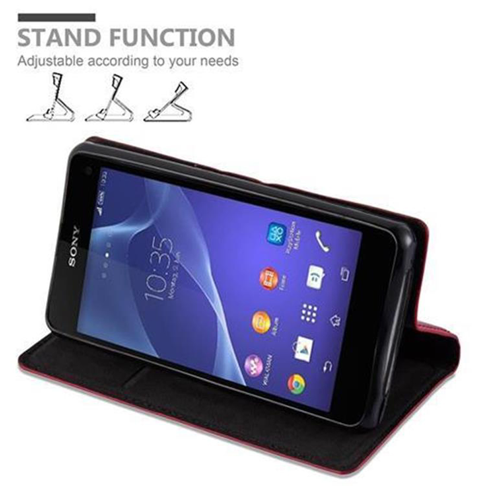Sony Smartphone in roter Hülle mit Standfunktion, zeigt die Uhrzeit 10:35.