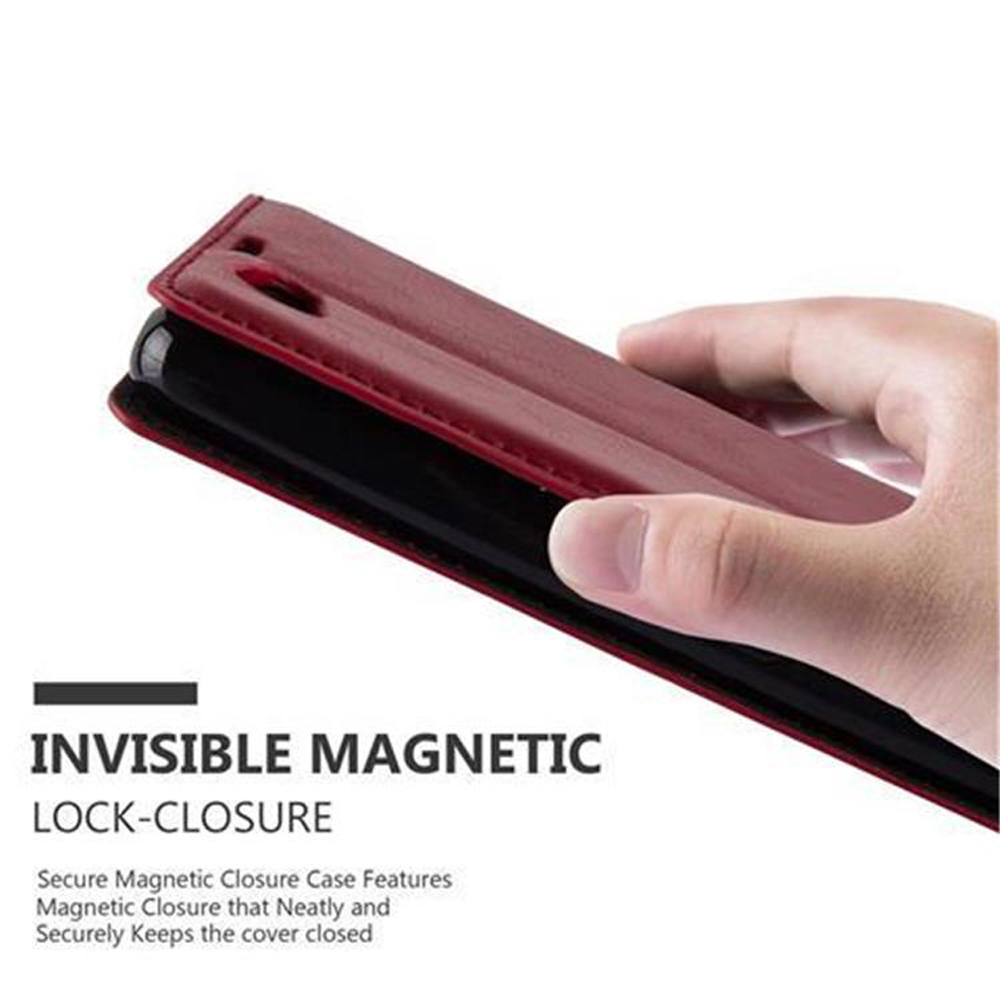 Eine Hand hält eine burgunderrote Handyhülle mit Magnetverschluss.