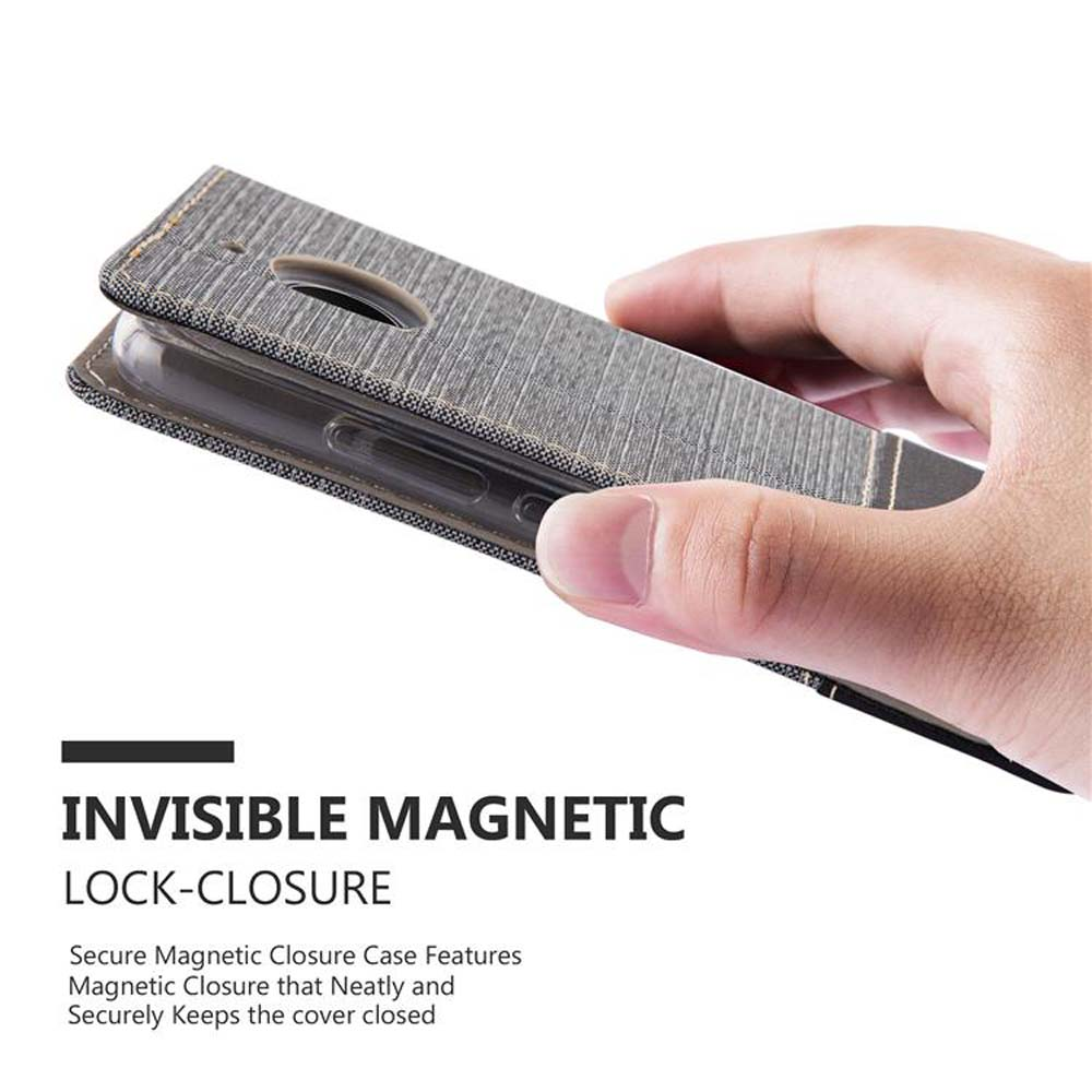 Custodia per telefono grigia con chiusura magnetica tenuta da una mano.