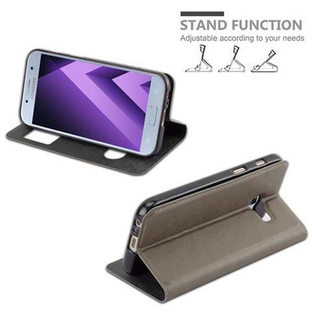 Uno smartphone in una custodia a libro marrone usata come supporto.