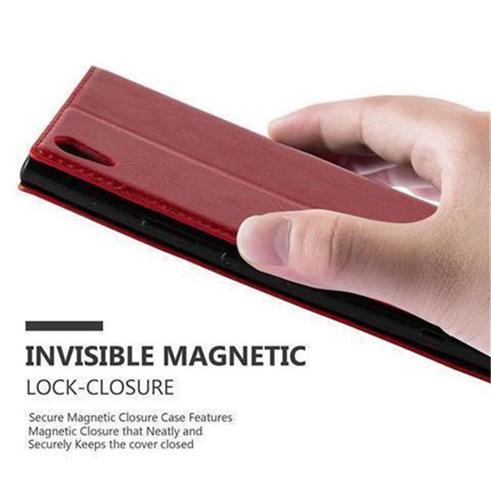 Custodia per telefono rossa con chiusura magnetica, tenuta in mano.