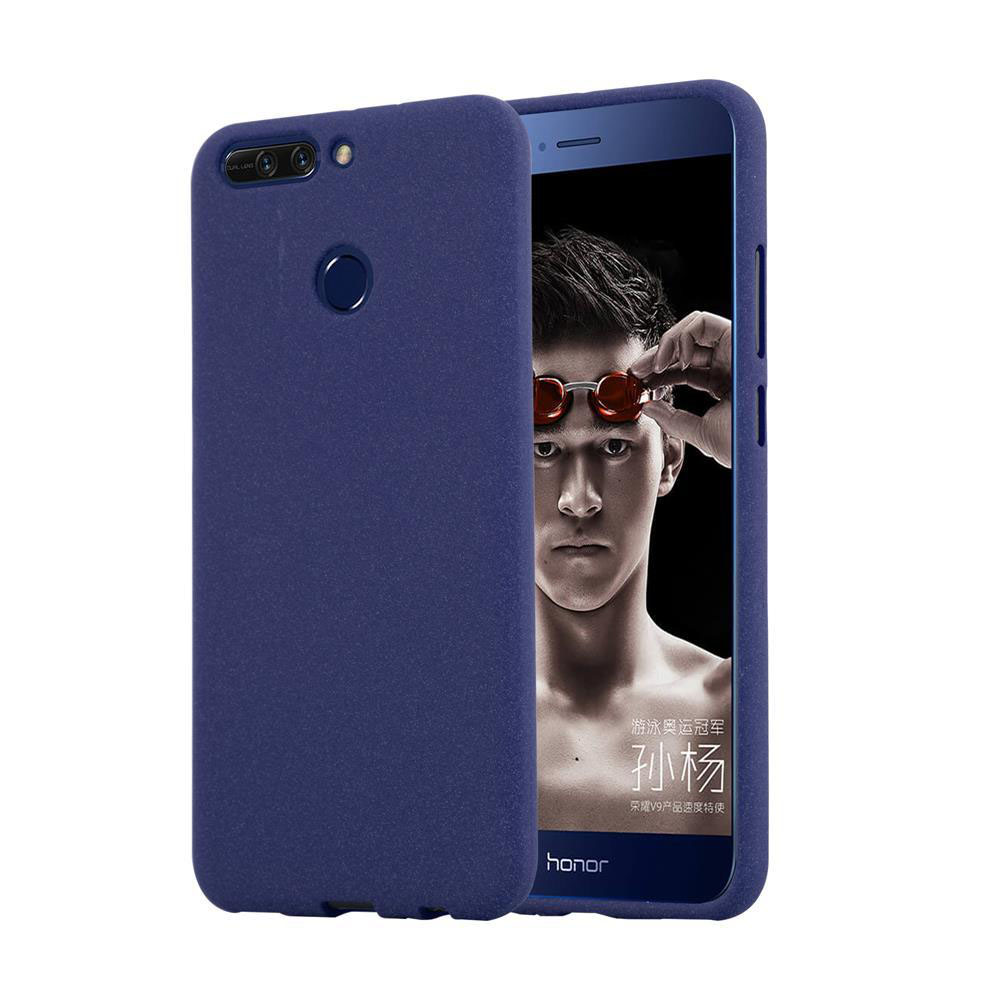 Uno smartphone blu che mostra un nuotatore, parzialmente coperto da una custodia.