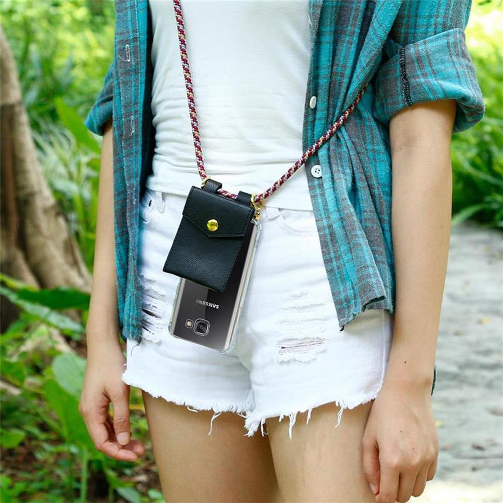 Persona con teléfono y bolso cruzado, shorts blancos, camisa a cuadros.