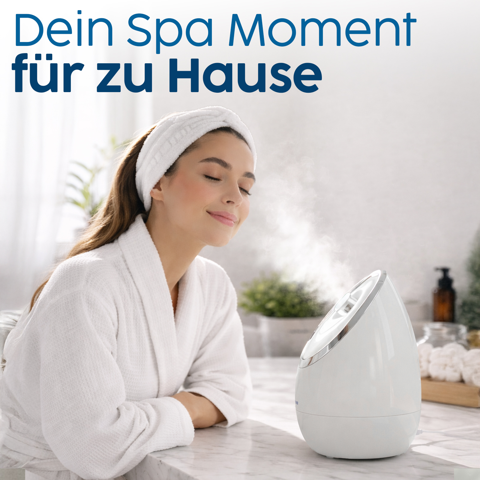 Frau mit Augenbinde und Bademantel genießt Dampf von Gesichtsdampfer.