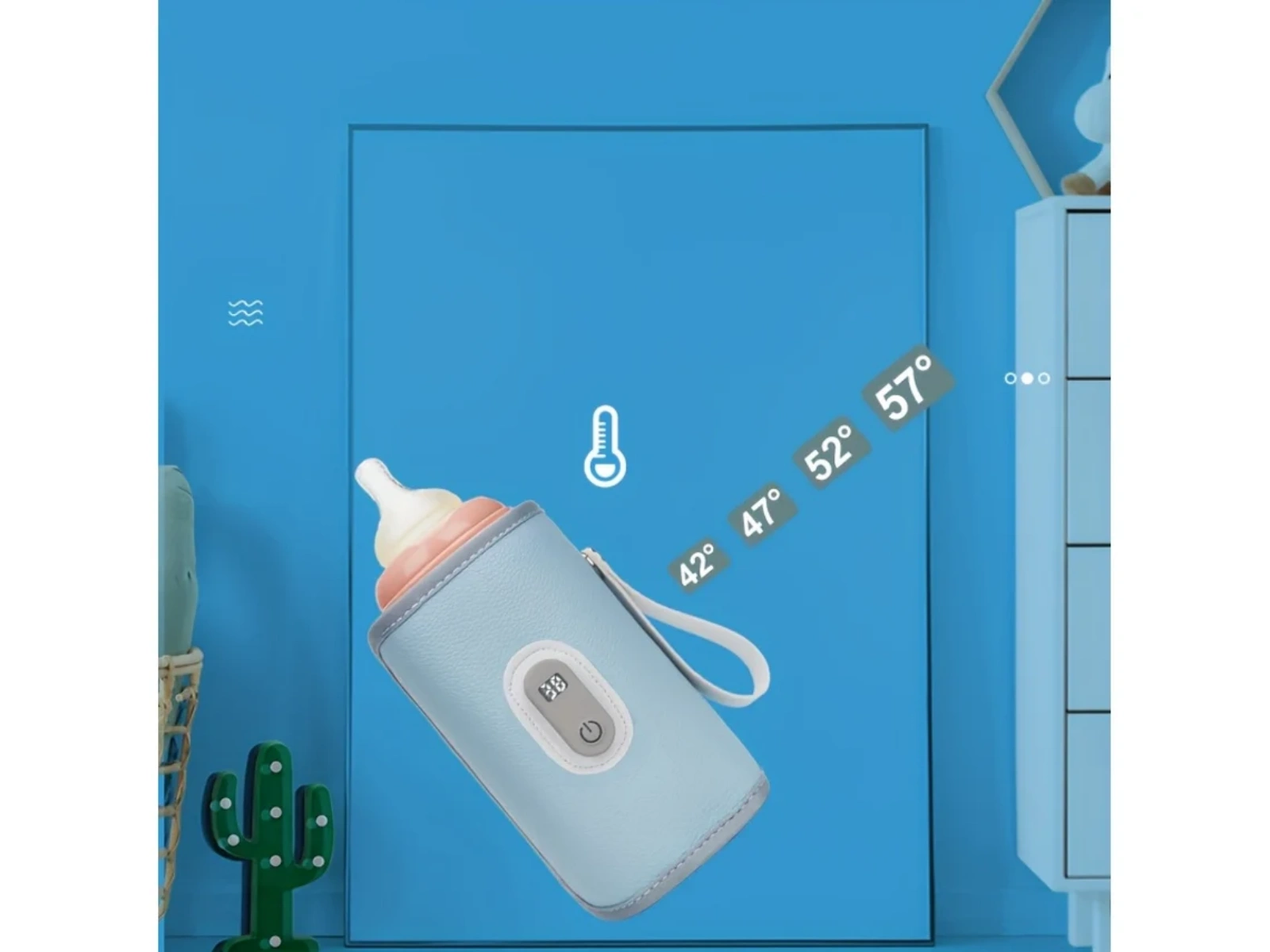 Ein babyblauer Flaschenwärmer mit digitaler Anzeige, neben einer Kaktusfigur.