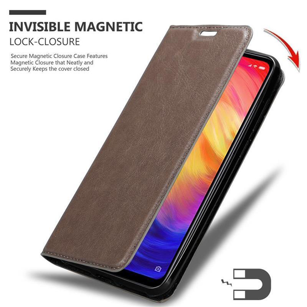 Braune Handyhülle mit magnetischem Verschluss, das Innere zeigt den bunten Bildschirm.