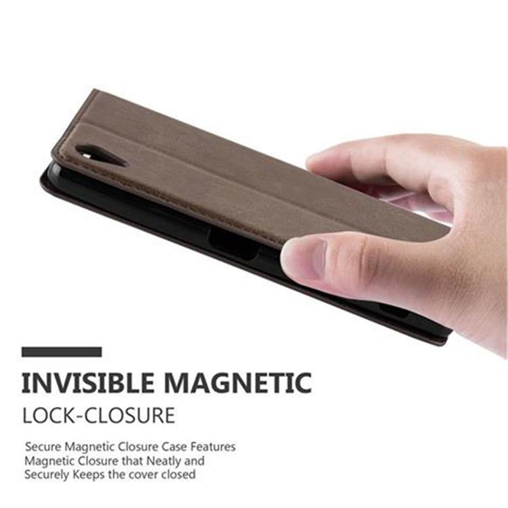 Una mano tiene una custodia per telefono marrone con chiusura magnetica.