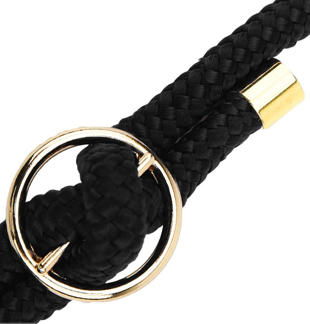 Corda nera con anello e cappuccio dorati su sfondo bianco.