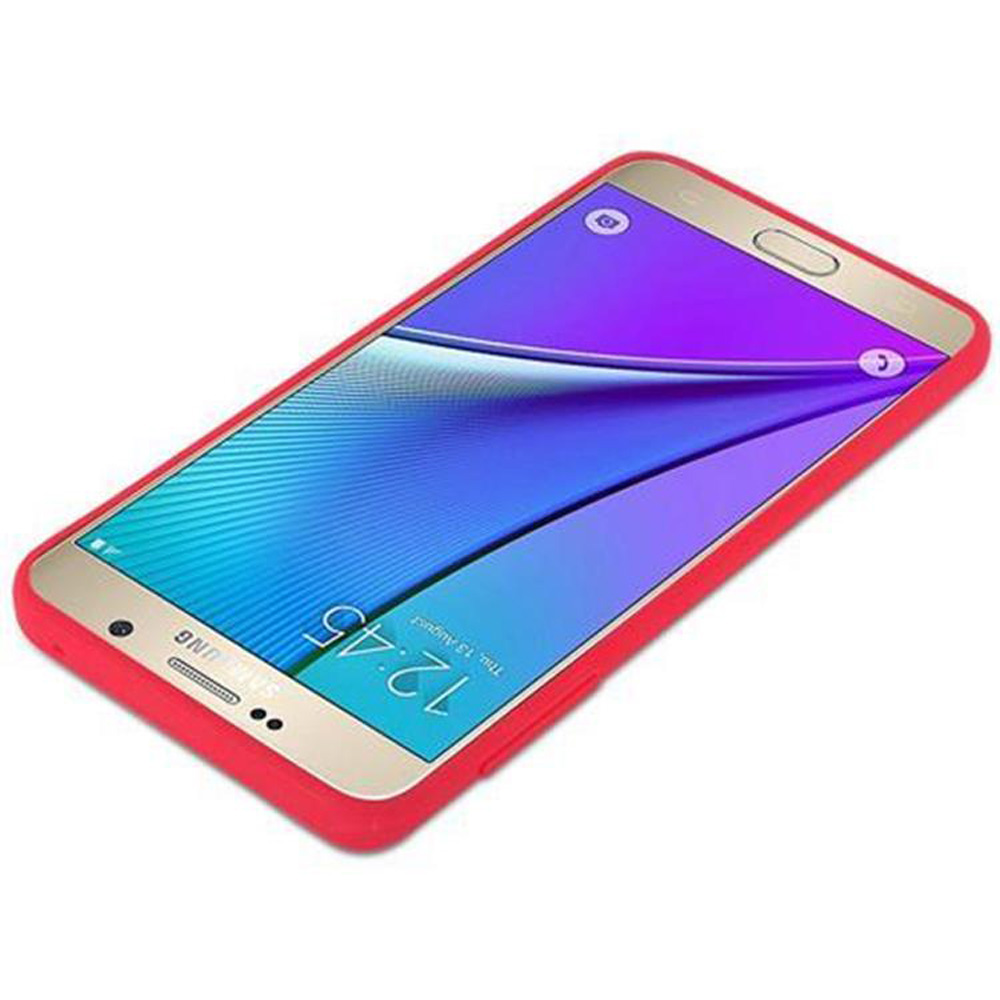 Ein goldener Samsung Smartphone mit roter Hülle, zeigt 12:45 Uhr.